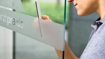 Schutzfolie kann auch praktisch als Beschriftungen für Praxen, Firmen und mehr verwendet werden.